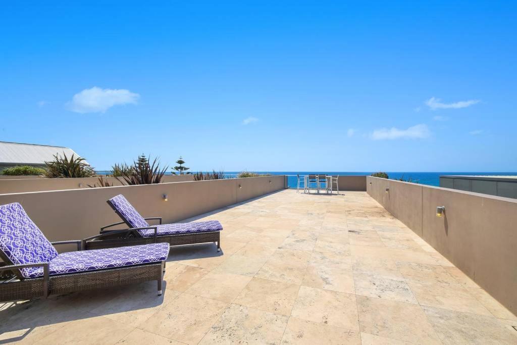 Beach And Ocean Front Penthouse With Wifi And Parking Apartment Entrance Exterior photo